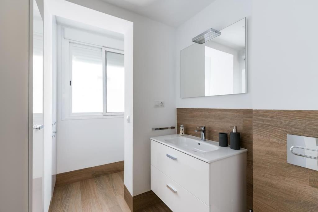 Apartamento Moderno En Triana 2 Dormitorios Y Aire Acondicionado Sevilha Exterior foto